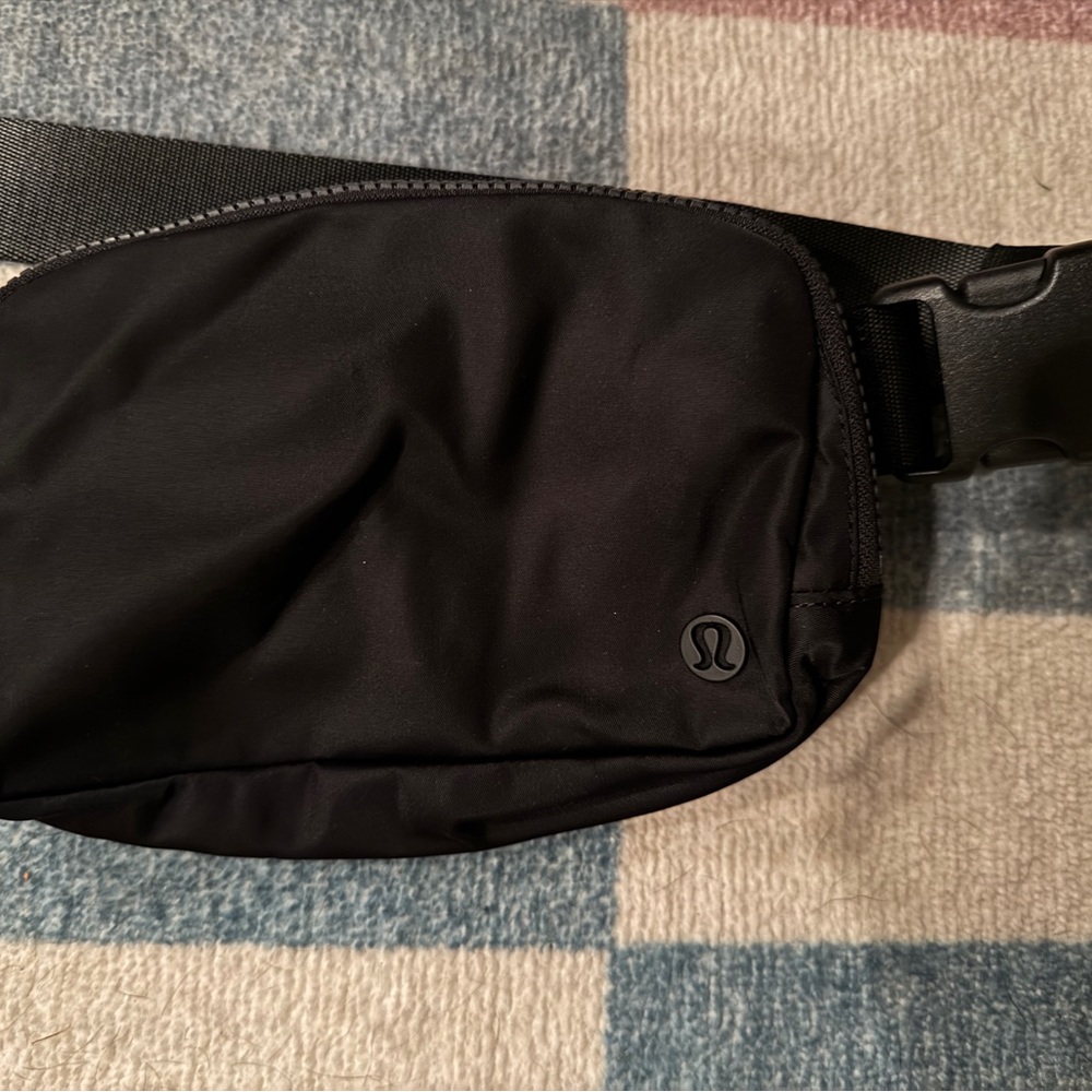 NWOT Lululemon all Black belt Bag